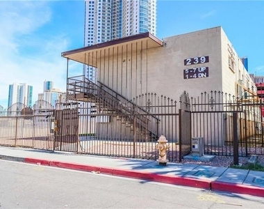 239 W Cleveland Avenue - Photo Thumbnail 15