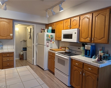 700 Capri Drive - Photo Thumbnail 8