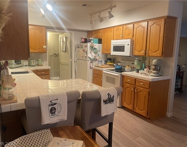 700 Capri Drive - Photo Thumbnail 7