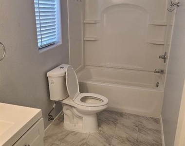 4739 Golden Shimmer Avenue - Photo Thumbnail 9