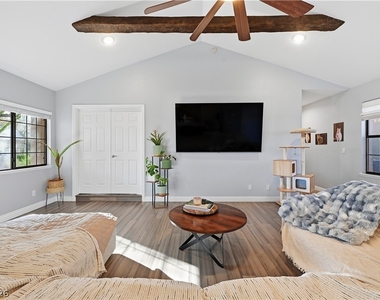 250 Garfield Drive - Photo Thumbnail 7