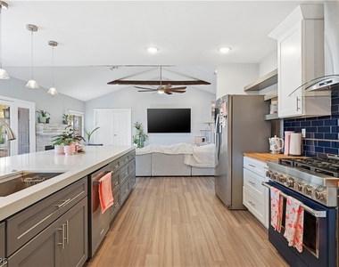 250 Garfield Drive - Photo Thumbnail 16