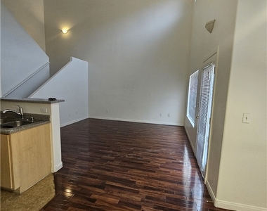 4915 E Russell Road Road - Photo Thumbnail 4