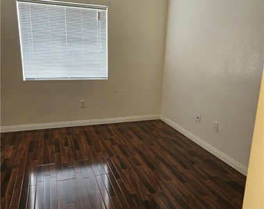 4915 E Russell Road Road - Photo Thumbnail 6