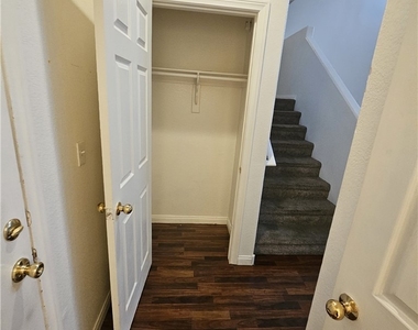 4915 E Russell Road Road - Photo Thumbnail 9