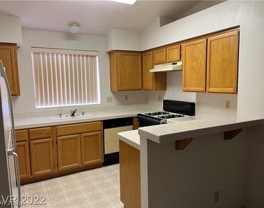 930 Stetson Drive - Photo Thumbnail 3