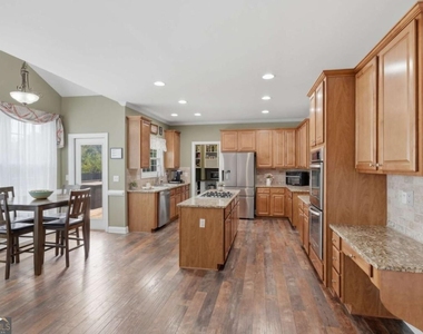 8205 Applewood Court - Photo Thumbnail 11