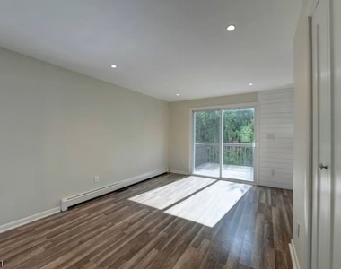 275 Main St - Photo Thumbnail 8