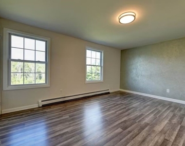 275 Main St - Photo Thumbnail 4