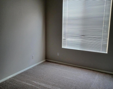 16953 W Bristol Lane - Photo Thumbnail 10