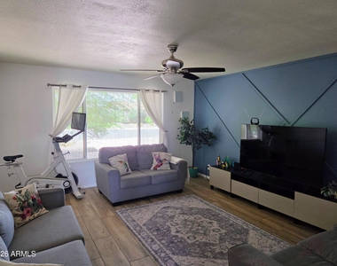 308 E Ellis Drive - Photo Thumbnail 9