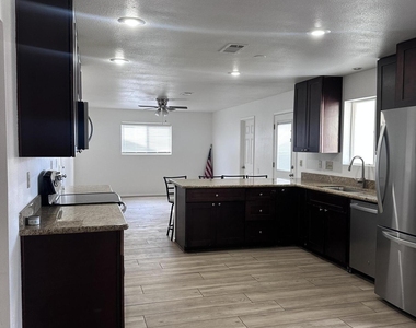 308 E Ellis Drive - Photo Thumbnail 3