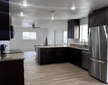 308 E Ellis Drive - Photo Thumbnail 5