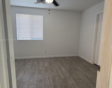 3643 W Garfield Street - Photo Thumbnail 8