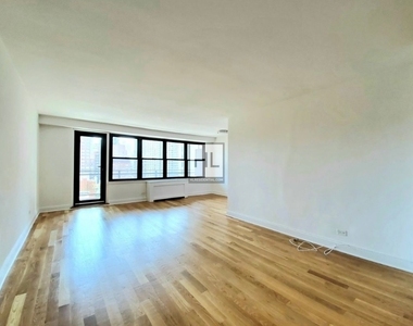 E 82 St - Photo Thumbnail 1