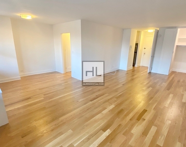 E 82 St - Photo Thumbnail 2