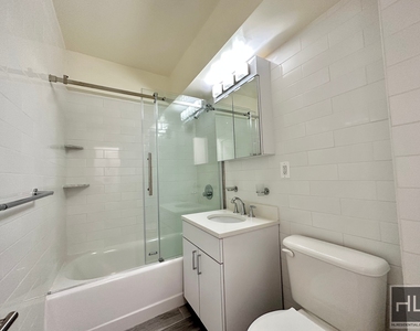 East 57 Street - Photo Thumbnail 8