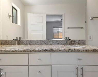 4140 N 35th Way - Photo Thumbnail 14