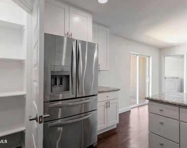 4140 N 35th Way - Photo Thumbnail 5