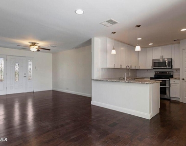 4140 N 35th Way - Photo Thumbnail 2