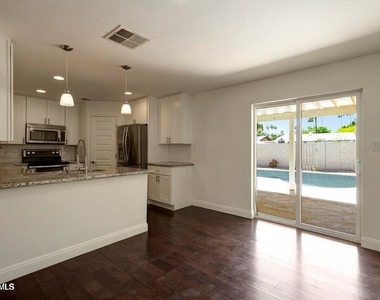 4140 N 35th Way - Photo Thumbnail 7