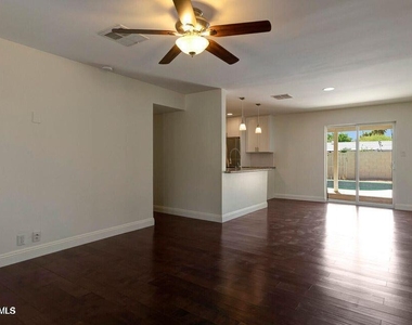 4140 N 35th Way - Photo Thumbnail 9