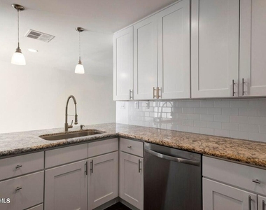 4140 N 35th Way - Photo Thumbnail 4