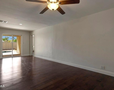 4140 N 35th Way - Photo Thumbnail 8