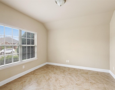 808 Kinghaven Drive - Photo Thumbnail 2
