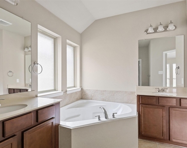 808 Kinghaven Drive - Photo Thumbnail 15