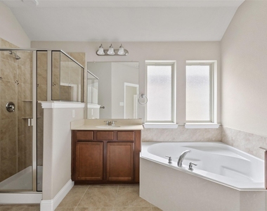 808 Kinghaven Drive - Photo Thumbnail 14