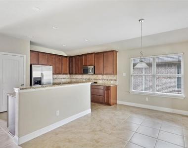 808 Kinghaven Drive - Photo Thumbnail 5