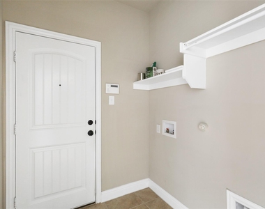 808 Kinghaven Drive - Photo Thumbnail 17