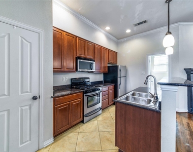 1712 Mary Street - Photo Thumbnail 2