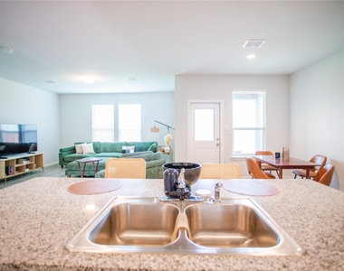 200 Lantana Trail - Photo Thumbnail 16