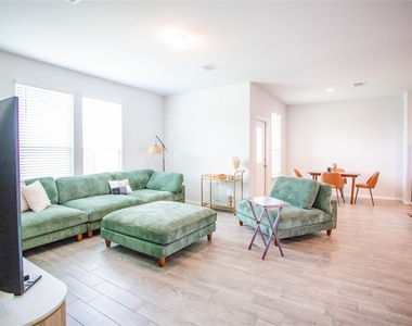 200 Lantana Trail - Photo Thumbnail 18
