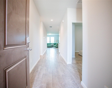 200 Lantana Trail - Photo Thumbnail 3