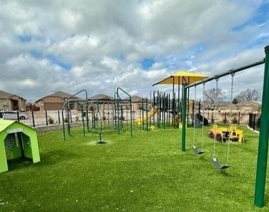 200 Lantana Trail - Photo Thumbnail 33