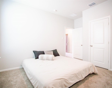 200 Lantana Trail - Photo Thumbnail 8