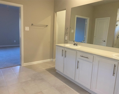 2129 Mustang Way - Photo Thumbnail 16