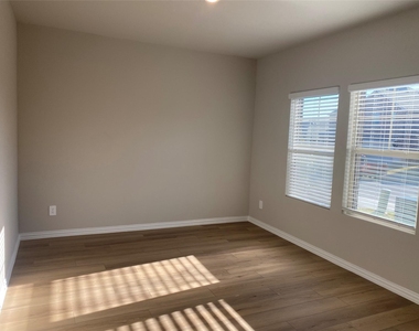 2129 Mustang Way - Photo Thumbnail 9