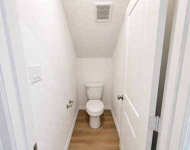 715 Roanoke Drive - Photo Thumbnail 14