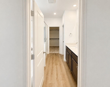 715 Roanoke Drive - Photo Thumbnail 12