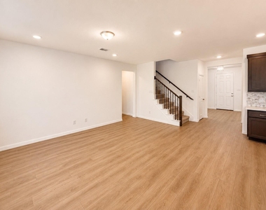 715 Roanoke Drive - Photo Thumbnail 2
