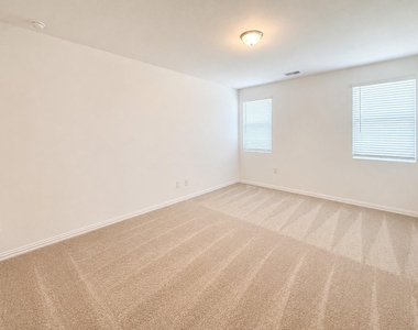 715 Roanoke Drive - Photo Thumbnail 11