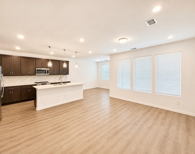 715 Roanoke Drive - Photo Thumbnail 4
