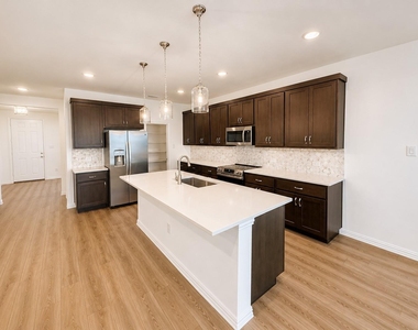 715 Roanoke Drive - Photo Thumbnail 5