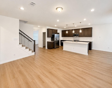 715 Roanoke Drive - Photo Thumbnail 3