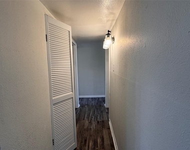 1247 Seminole Drive - Photo Thumbnail 10