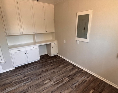 1247 Seminole Drive - Photo Thumbnail 9